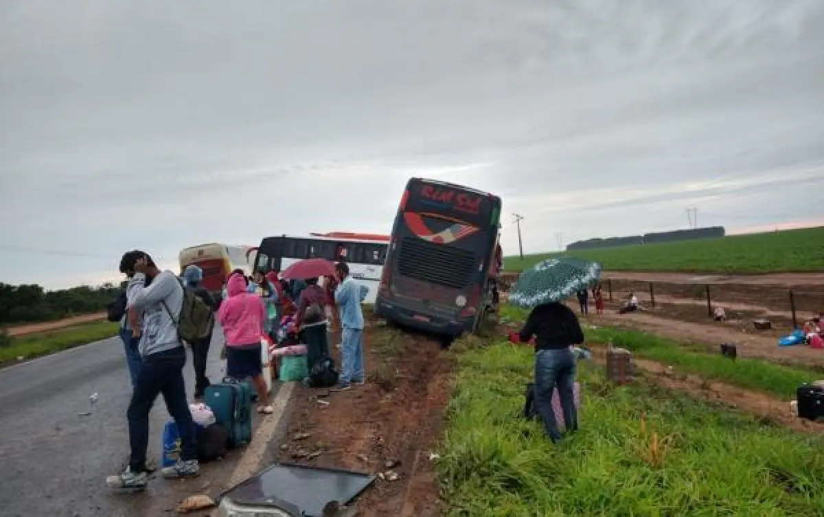 Batida Entre Dois Nibus Deixa Mortos No Interior Da Bahia Das