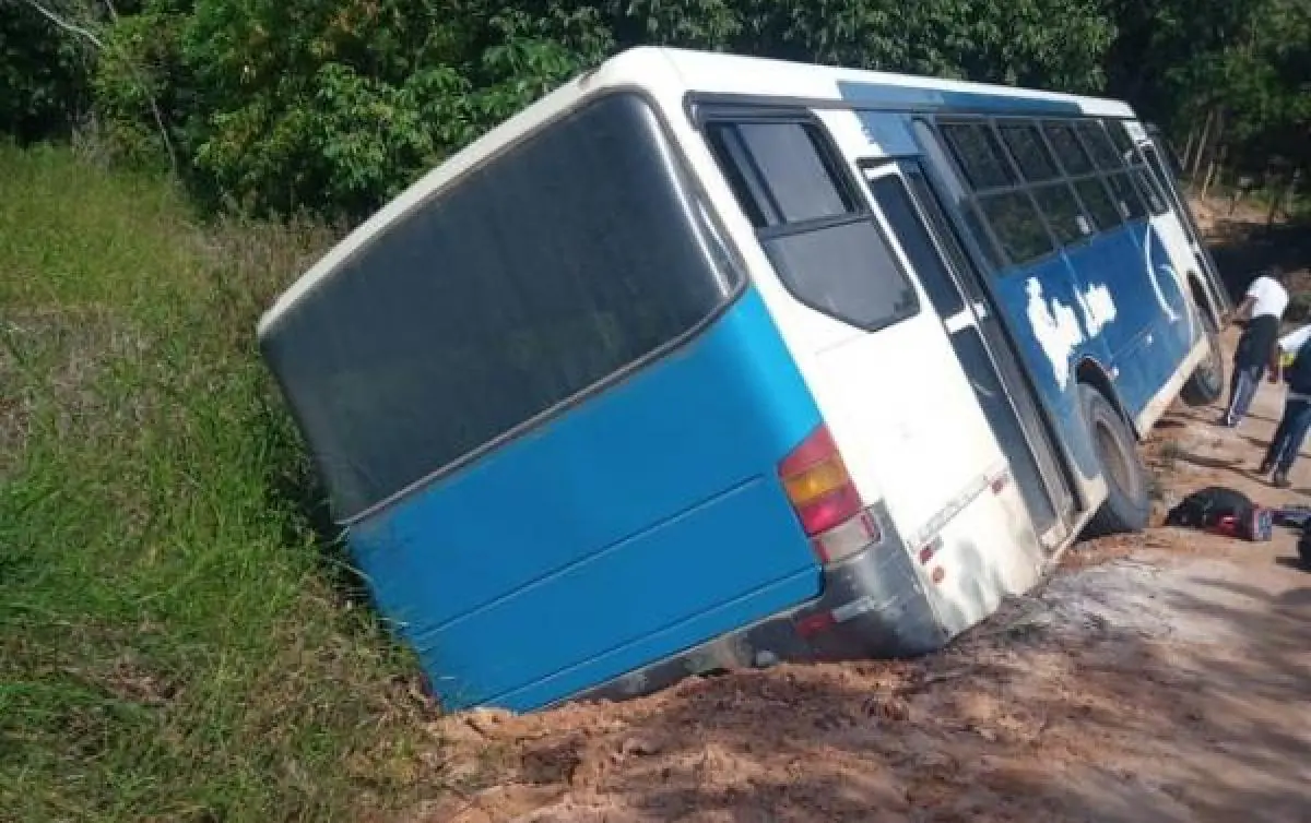 Ônibus escolar desce de ré e quase tomba na Ladeira dos dois pneus