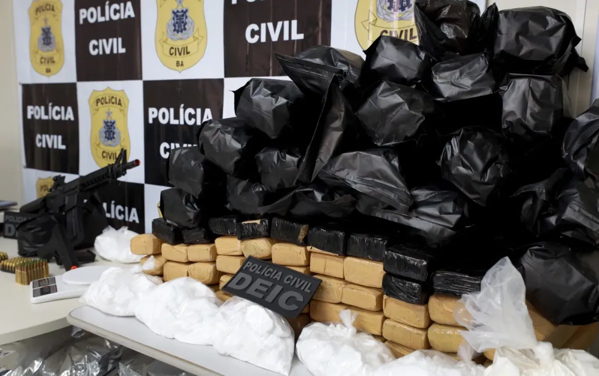 Polícia Civil desarticula laboratório de drogas na Praia de Ipitanga e