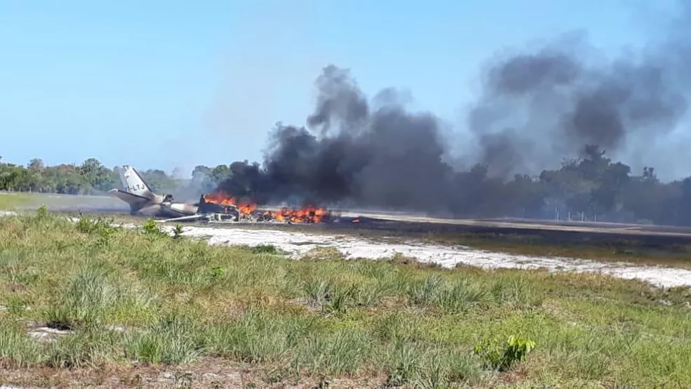 Aeronave cai durante pouso em pista de resort e pega fogo na Bahia — Foto: Dudu Face/Camamu Noticias Aeronave cai durante pouso em pista de resort e pega fogo na Bahia — Foto: Dudu Face/Camamu Noticias