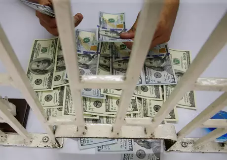 Homem conta notas de dólar em casa de câmbio em Manila, Filipinas 07/02/2018 REUTERS/Romeo Ranoco 