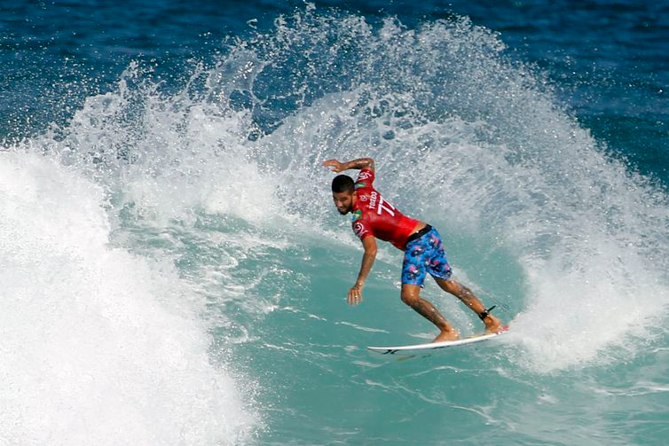 O surfista brasileiro Filipe Toledo compete na etapa brasileira da Liga Mundial de Surfe, na praia de Itaúna, em Saquarema, Rio de Janeiro.