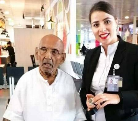 Swami Sivananda com funcionária do aeroporto de Abu Dhabi