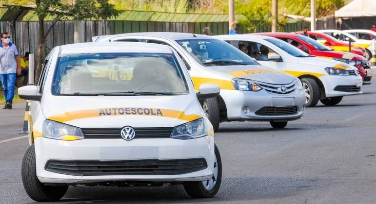 Carros de autoescola enfileirados em Brasília