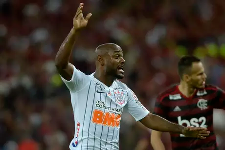 O jogador Vagner Love do Corinthians durante a partida entre Flamengo e Corinthians, válida pela Copa do Brasil 2019 no Estádio do Maracanã no Rio de Janeiro (RJ), nesta terça-feira (04).