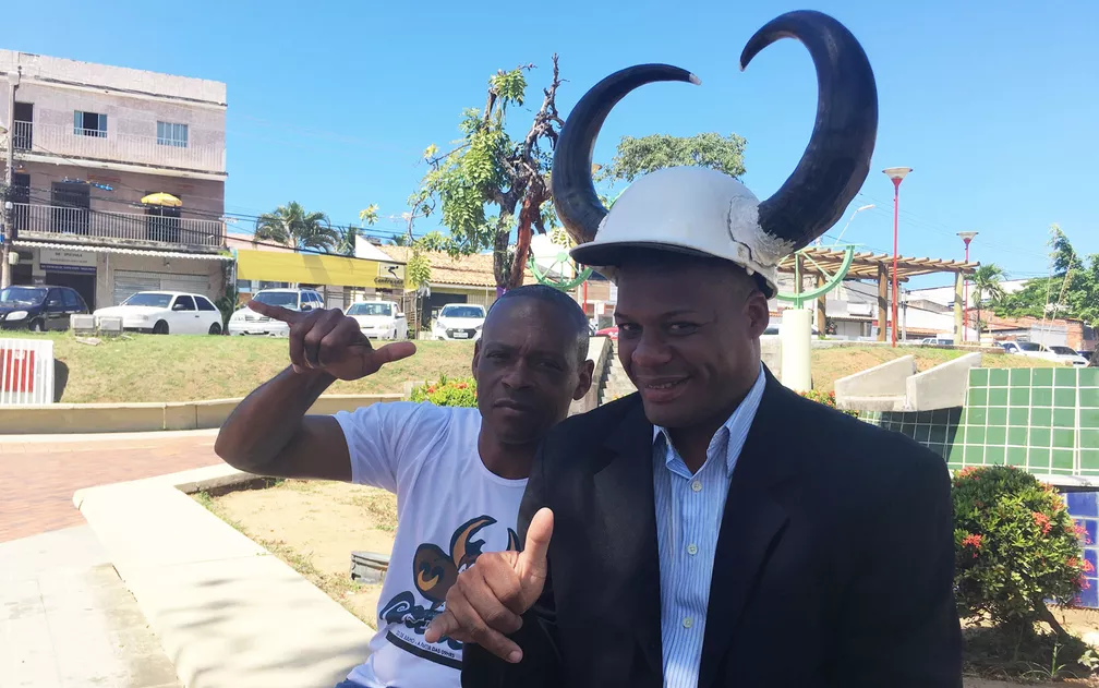 Reginaldo e o amigo Antônio Fernando [com chapéu de chifres] são integrantes da Associação dos Cornos, em Lauro de Freitas — Foto: Maiana Belo/G1 