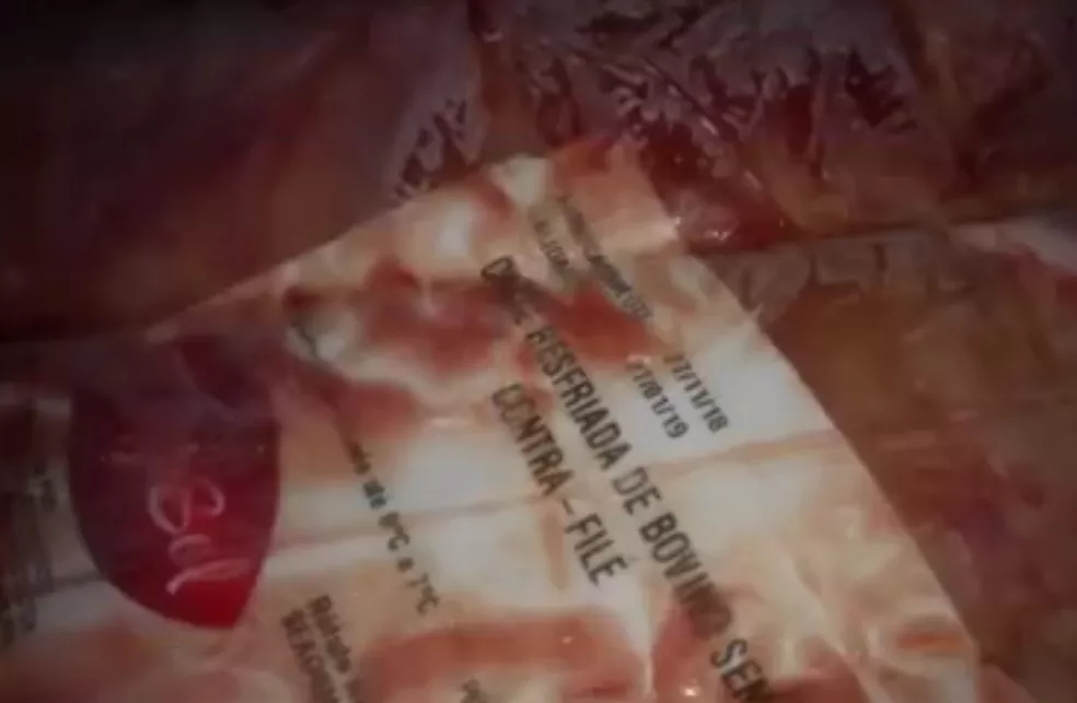 Carne vencida foi encontrada em escola  — Foto: Reprodução/TV Santa Cruz