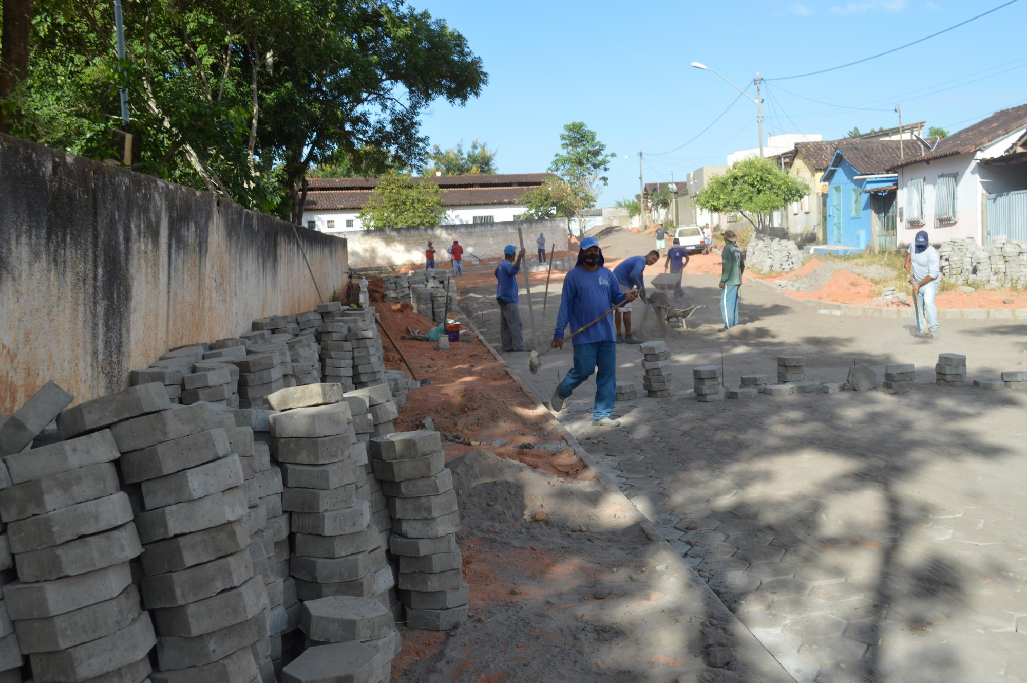 Prefeito Mildson vistoria obras de calçamento de ruas em Itanhém