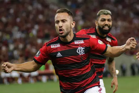 Everton Ribeiro, do Flamengo, comemora seu gol na partida da equipe contra a LDU, válida pelo Grupo D da Copa Libertadores, no estádio do Maracanã, na zona norte do Rio de Janeiro, nesta quarta-feira, 13.