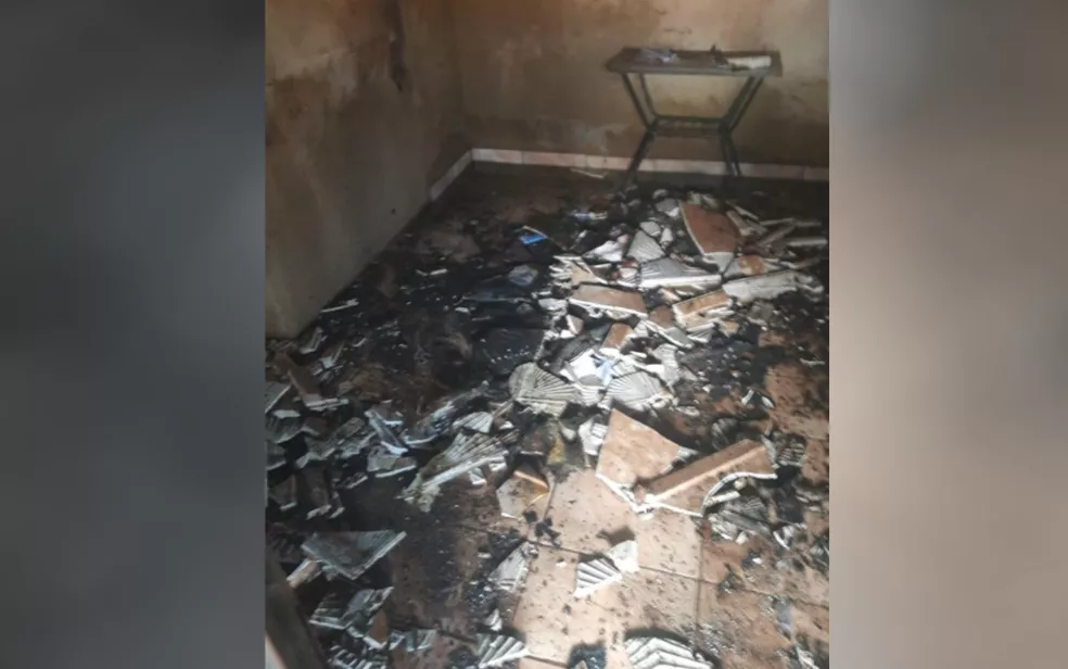 Sala de casa ficou destruída após incêndio — Foto: Reprodução/TV Anhanguera