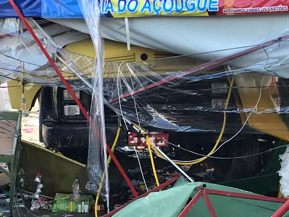 Acidente com caminhão de coleta de lixo deixa mortos e feridos na BA-502 — Foto: Adriana Oliveira/TV Bahia Acidente com caminhão de coleta de lixo deixa mortos e feridos na BA-502 — Foto: Adriana Oliveira/TV Bahia