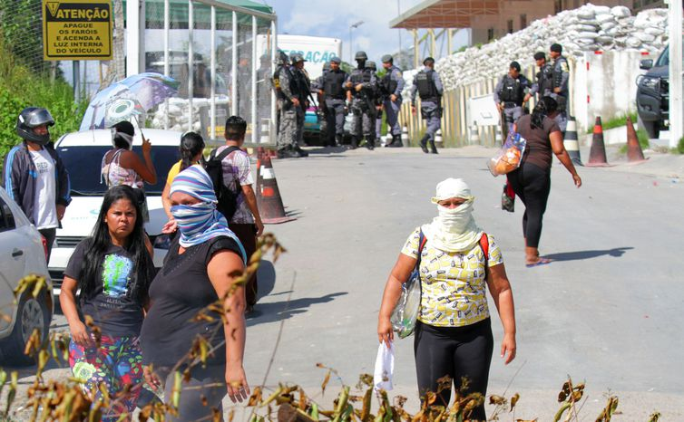 Reuters/Sandro Pereira/Direitos reservados Parentes de presos bloqueiam a entrada de uma prisão em Manaus (AM).