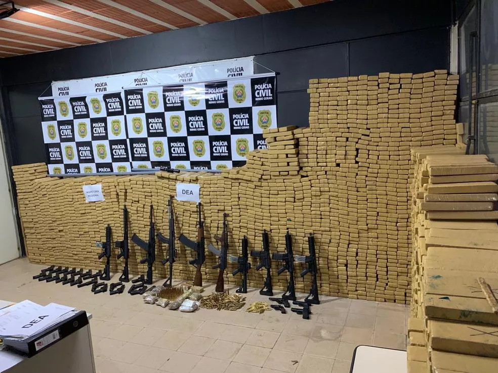 Segundo Polícia Civil, drogas e armas estavam escondidos no fundo falso de um caminhão, que também foi apreendido — Foto: Polícia Civil/Divulgação Segundo Polícia Civil, drogas e armas estavam escondidos no fundo falso de um caminhão, que também foi apreendido — Foto: Polícia Civil/Divulgação