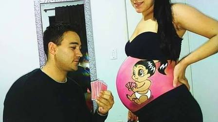 Rafael com Cassia após fazer mais um desenho na barriga da ex-mulher