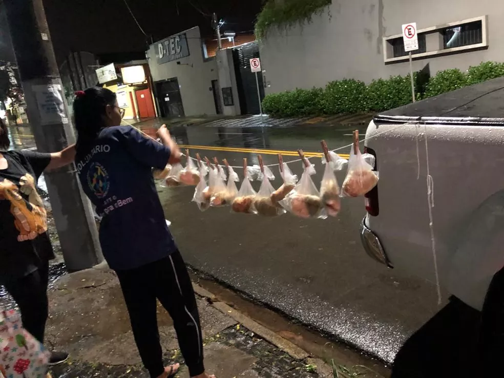 Preparação de varal com lanches para moradores de rua, em Limeira: ação voluntária — Foto: Arquivo Pessoal