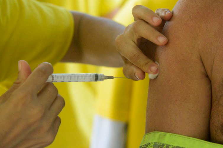 Tomaz Silva/Agência Brasil Dia D de vacinação contra a gripe no Leme, na zona sul do Rio de Janeiro.