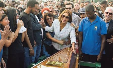 Flordelis põe a mão sobre o caixão durante o sepultamento, em São Gonçalo: durante a cerimônia, a deputada voltou a afirmar que Anderson foi morto em uma tentativa de assalto, hipótese praticamente descartada pela polícia