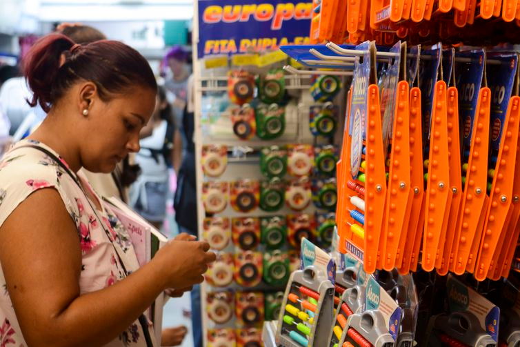 Venda a varejo de material escolar em lojas da 25 de Março, região central.