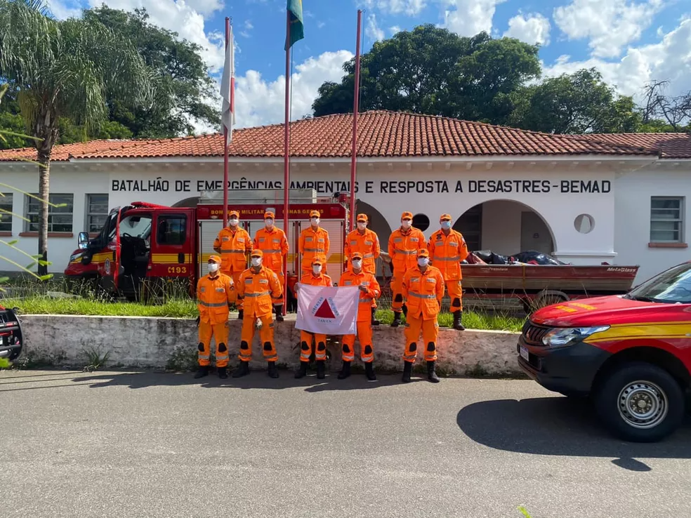 Equipes Bombeiros de Minas Gerais está na Bahia para ajuda nos resgates. — Foto: Corpo de Bombeiros Militar de MG 