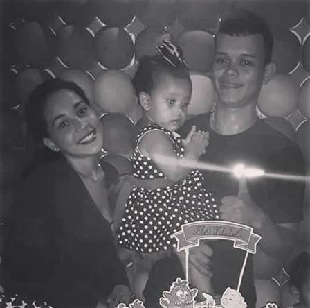 Casal posa com filha em foto divulgada nas redes sociais
