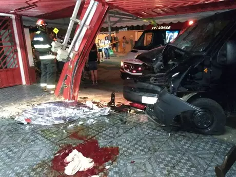 Veículo invadiu lanchonete e atingiu quatro clientes, um deles morreu Veículo invadiu lanchonete e atingiu quatro clientes, um deles morreu