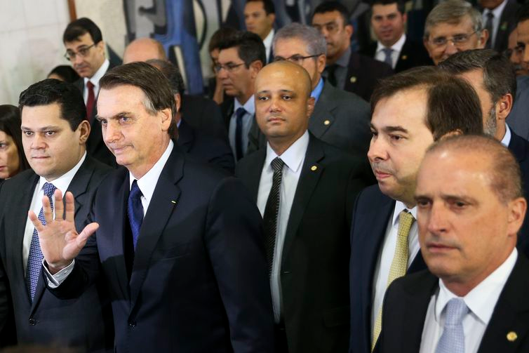 Marcelo Camargo/Agência Brasil O presidente Jair Bolsonaro, chega ao Congresso Nacional, acompanhado dos presidentes da Câmara, Rodrigo Maia, e Senado, Davi Alcolumbre, para levar o projeto do governo de reforma da Previdência.