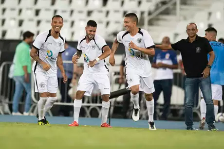 Maxwell, do Resende, comemora seu gol durante partida contra o Botafogo, válida pela 4ª rodada da Taça Guanabara, no Estádio Nilton Santos (Engenhão), na zona norte do Rio de Janeiro, nesta quinta-feira (31).