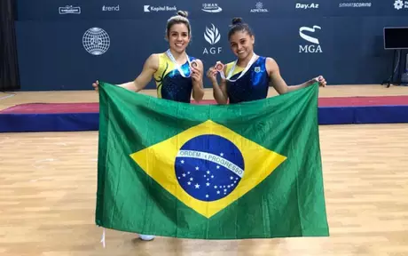 Camilla Gomes e Alice Hellen Gomes posam com a bandeira do Brasil (Foto: Divulgação/CBG)