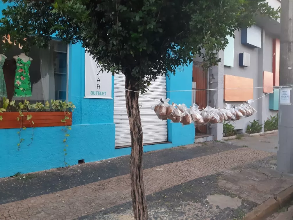 Em Limeira, voluntários penduram lanches em varal para moradores de rua durante pandemia — Foto: Arquivo Pessoal