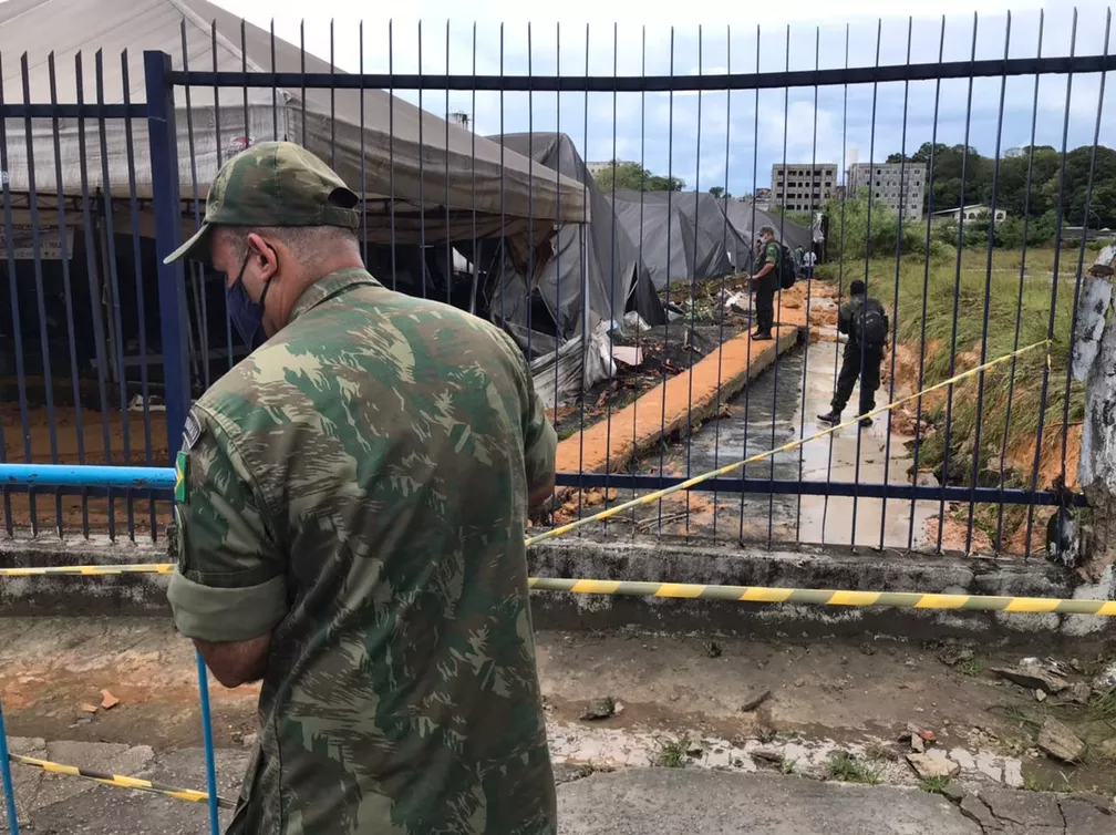 Muro em que ficam abrigados imigrantes caiu com a força da enxurrada em Manaus — Foto: Jucélio Paiva/G1