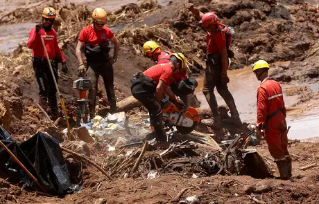 Equipes de resgate fazem buscas após rompimento de barragem da Vale em Brumadinho 28/01/2019 REUTERS/Adriano Machado