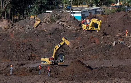 Bombeiros trabalham em busca de vítimas de tragédia de Brumadinho 10/02/2019 REUTERS/Washington Alves