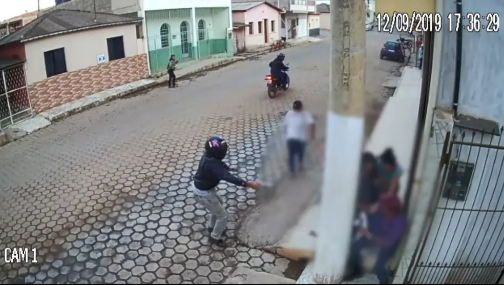 Criança fica no meio de troca de tiros, em Ibatiba, no Sul do Espírito Santo — Foto: Reprodução/ TV Gazeta