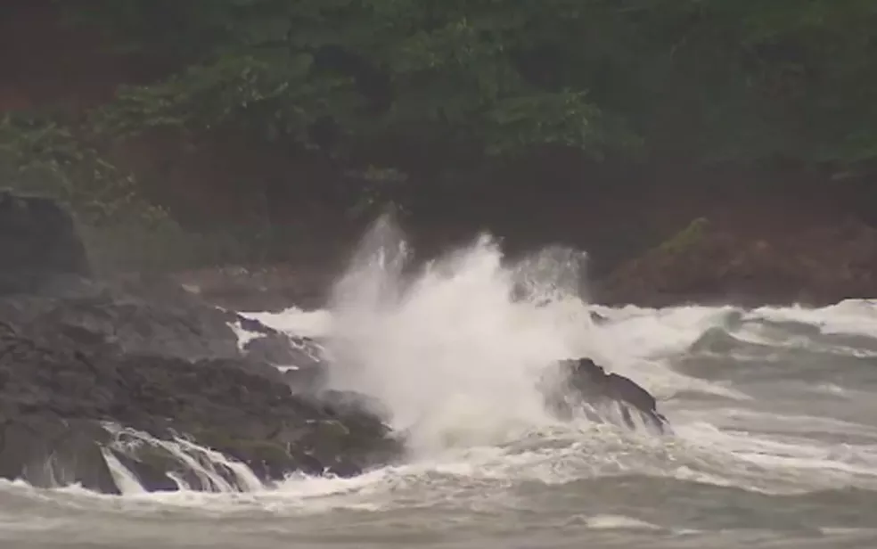 Marinha emite alerta de mau tempo e ondas podem chegar a 3,5 metros — Foto: Reprodução/TV Bahia