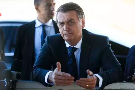 Jair Bolsonaro fala com jornalistas na porta do Palácio da Alvorada. Jair Bolsonaro fala com jornalistas na porta do Palácio da Alvorada.