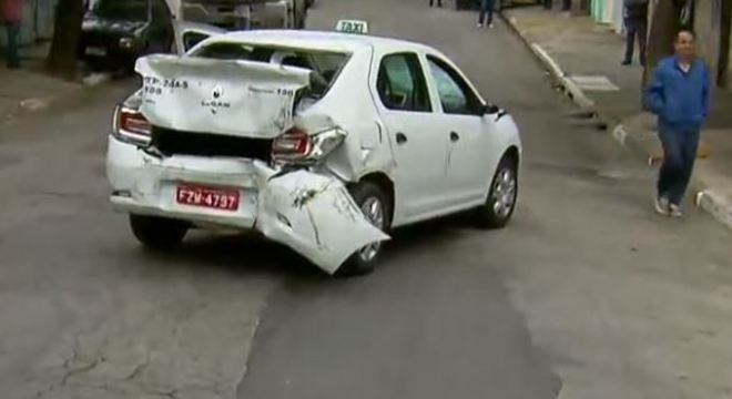 Após discussão, homem surta, atropela mulher e rouba táxi em SP