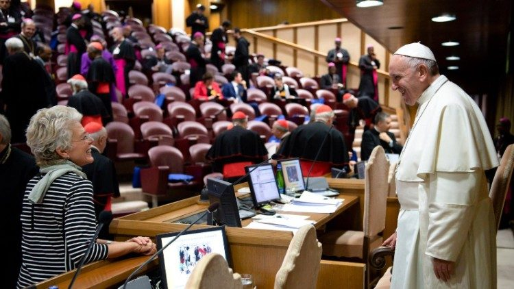 Cristiane Murray e o Papa Francisco numa pausa durante o SÃ­nodo dos Jovens em outubro passado