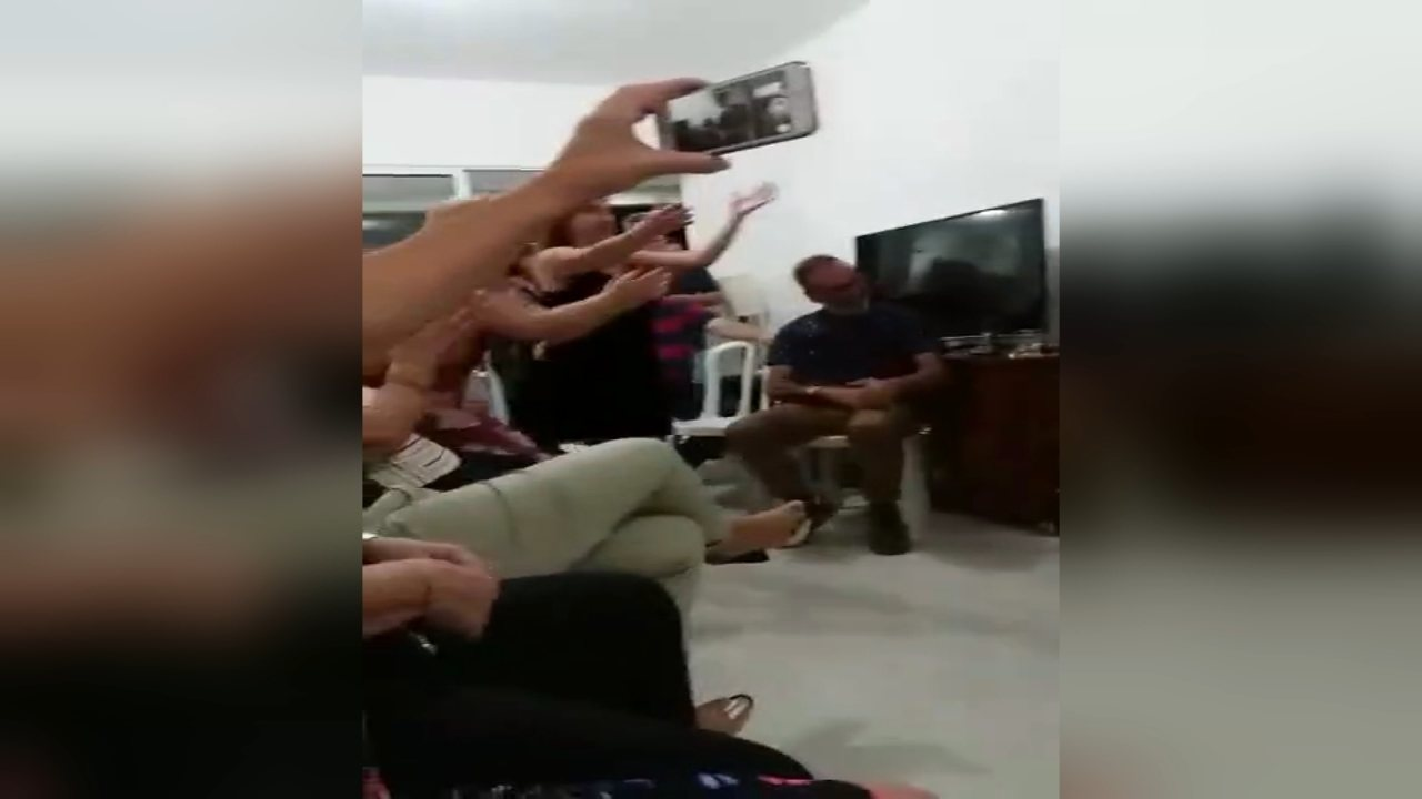 Vídeo de jovem anunciando à família transição de gênero na noite de Natal viraliza na web