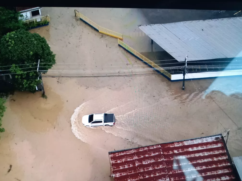 Rua alagada em Manaus — Foto: William Duarte/Rede Amazônica