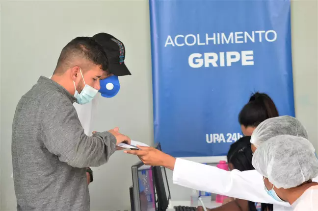 Atendimento em uma das tendas montadas pela Secretaria Estadual de Saúde do Rio para atender pacientes com sintomas de gripe