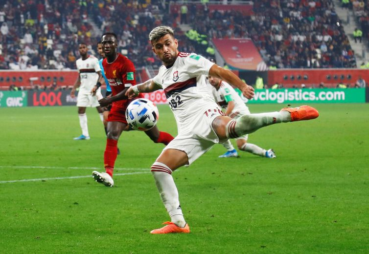 Soccer Football - Club World Cup - Final - Liverpool v Flamengo - Khalifa International Stadium, Doha, Qatar - December 21, 2019  Flamengo's Giorgian de Arrascaeta in action       REUTERS/Ibraheem Al Omari