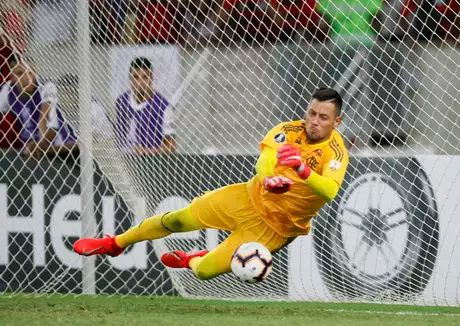 Diego Alves, do Flamengo, na partida contra a LDU, válida pelo Grupo D da Copa Libertadores, realizado no Estádio Jornalista Mário Filho (Maracanã), na zona norte do Rio de Janeiro, nesta quarta-feira (13).