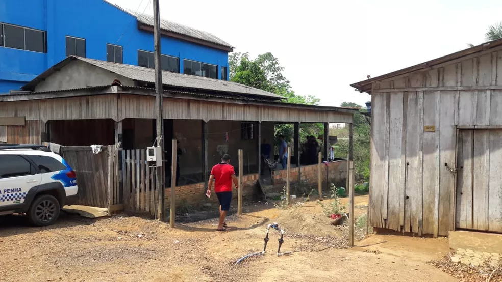 Corpo da criança está dentro de casa, em Ariquemes — Foto: Rinaldo Moreira/G1 Corpo da criança está dentro de casa, em Ariquemes — Foto: Rinaldo Moreira/G1