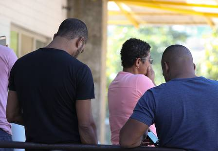 Familiares dos jovens estiveram no IML na manhã desta terça-feira. Na foto, o pai de Rodrigo, de camisa preta