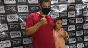 Menino com o pai em foto de aniversário