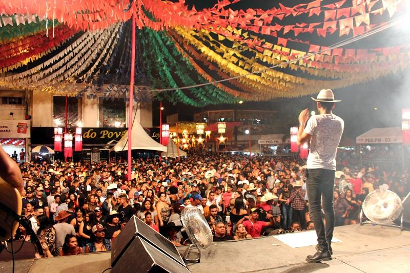 Thúlio Milionário, o 'cantor beijoqueiro', contagia o público no 31º Arraiá do Água Fria