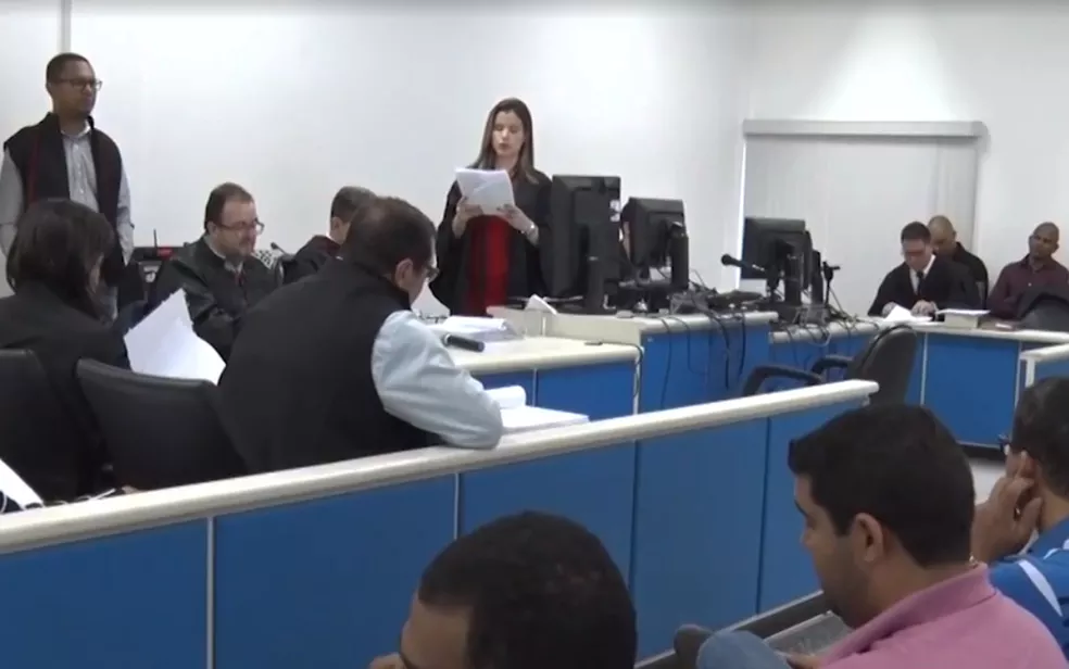 Júri de policiais apontados por matar comerciante em 2010, na cidade de Teixeira de Freitas — Foto: Reprodução/TV Santa Cruz Júri de policiais apontados por matar comerciante em 2010, na cidade de Teixeira de Freitas — Foto: Reprodução/TV Santa Cruz