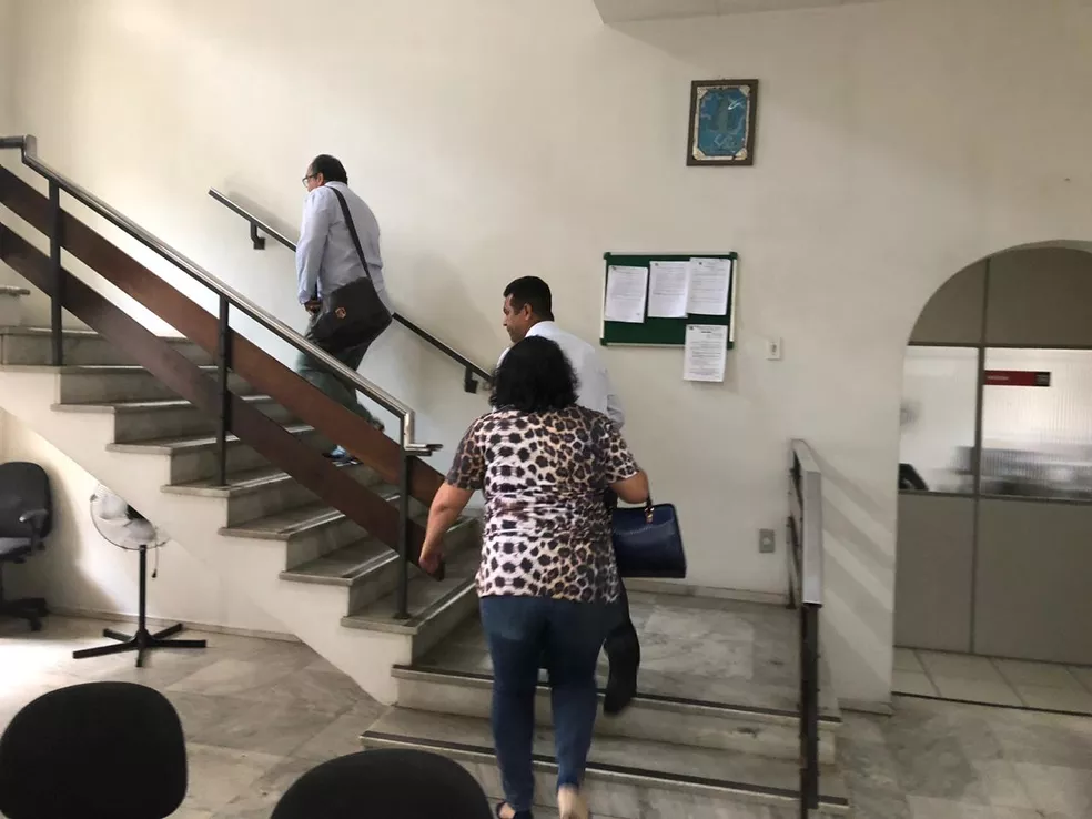 Cordeiro (à frente na escada) e assessores do vereador Claudio Duarte chegam à delegacia. — Foto: Carlos Amaral/Globo Cordeiro (à frente na escada) e assessores do vereador Claudio Duarte chegam à delegacia. — Foto: Carlos Amaral/Globo
