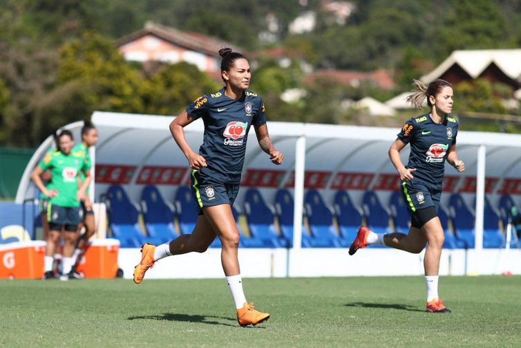 No treino de domingo (2), Fabiana disse ao departamento médico da seleção que sentiu dor na região posterior da coxa direita