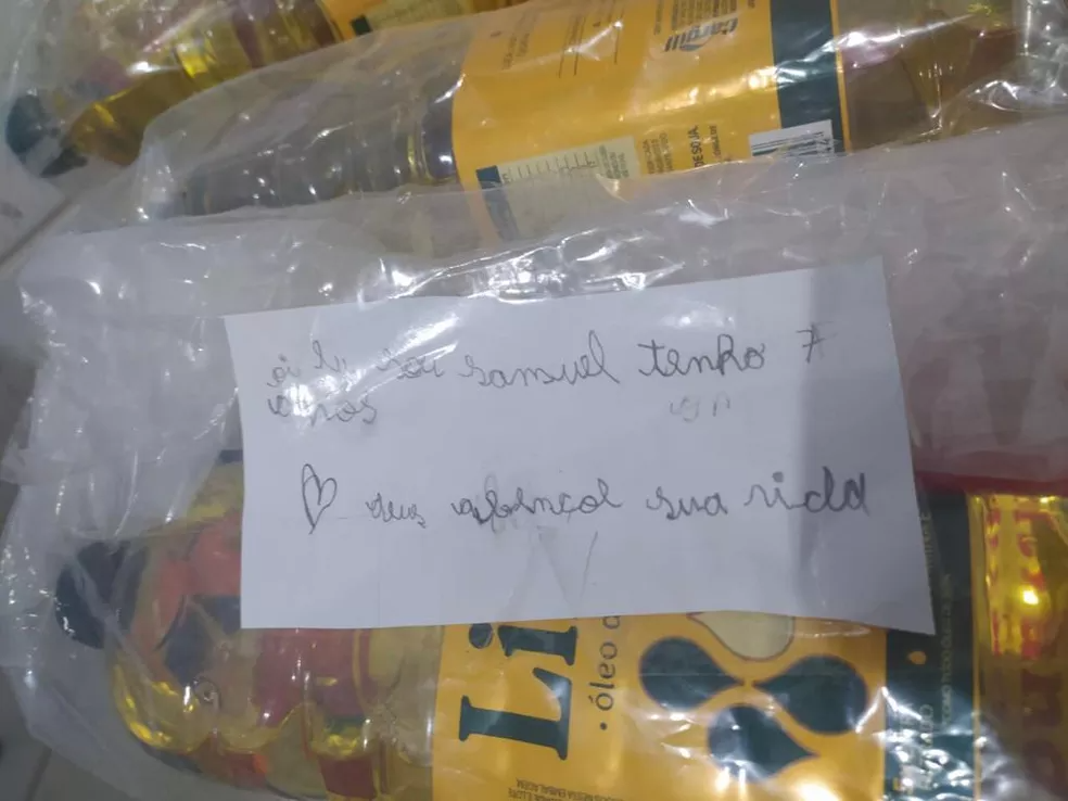 Bilhete escrito por Samuel foi colocado junto com as cestas básicas — Foto: Arquivo Pessoal